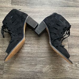 Vince Camuto Cutout Suede Black Lace Up Peep Toe Sandal  Size 12